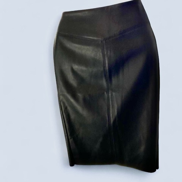 Express Elegant Black faux Leather Skirt 0 - Picture 1 of 4
